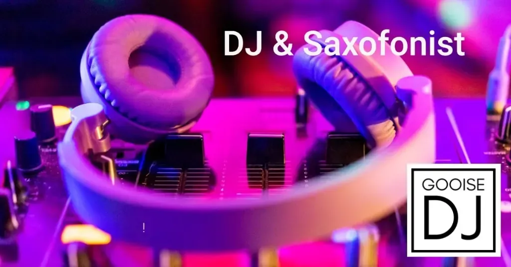 DJ met koptelefoon en saxofonist spelend op de achtergrond